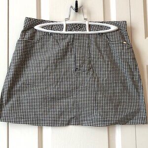 Black and white gingham mini skirt with pockets!
